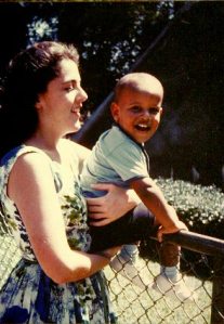 چهل و چارمین رییس جمهور آمریکا در بغل مادر سفید پوستش بعد از ترک خانواده توسط پدر